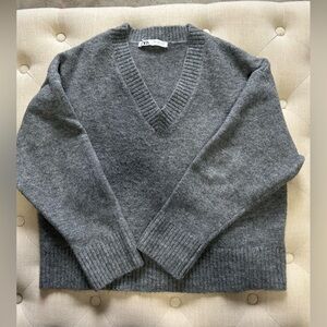 Women’s Zara Gray V-Neck Wool Blend Sweater-size medium